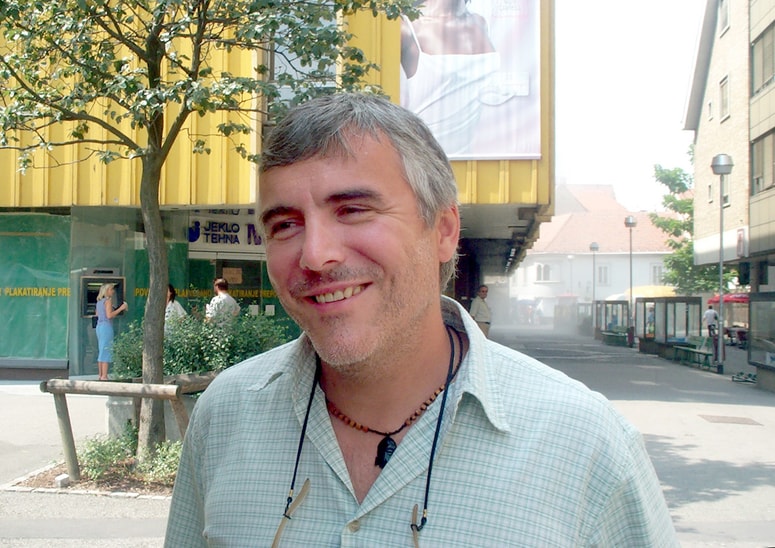 Goran Predin z ročno izdelano ogrlico lastne izdelave