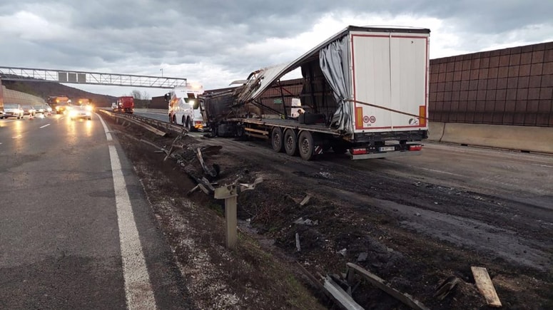 Posledice včerajšnje prometne nesreče med Vrhniko in Brezovico