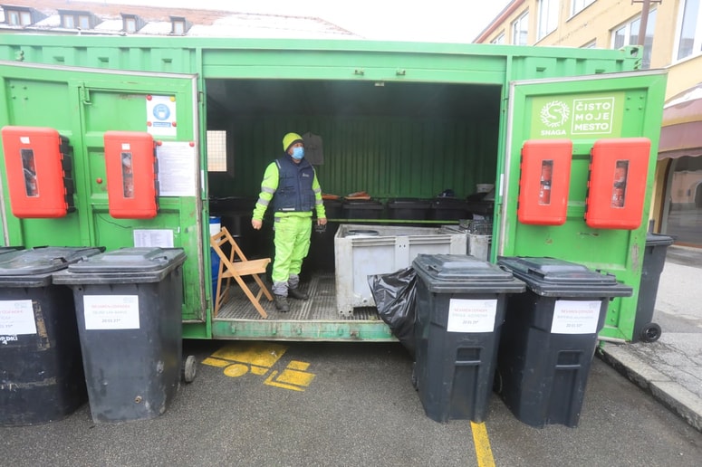 Premična zbiralnica nevarnih odpadkov bo prihodnji teden začela s kroženjem po vseh mariborskih mestnih četrteh in krajevnih skupnostih, pri čemer bo brezplačno zbirala le odpadke iz gospodinjstev.