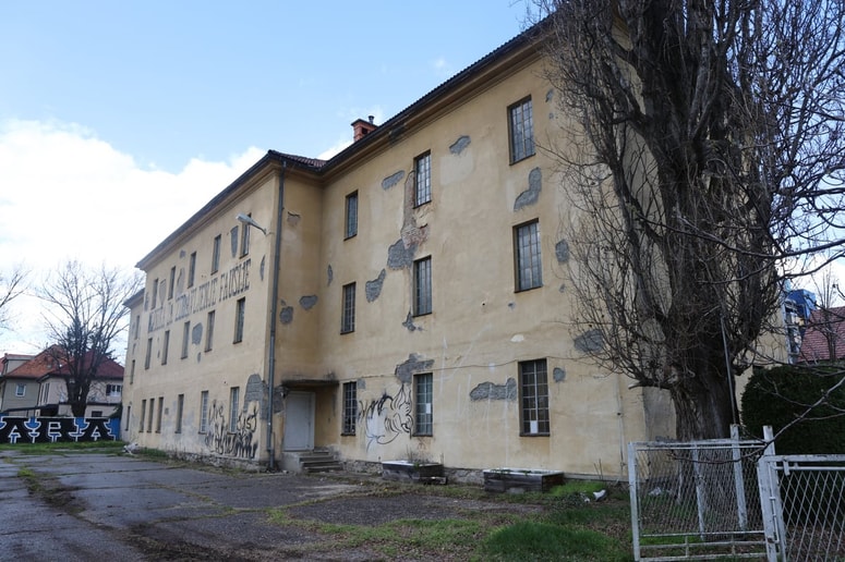 V nekaj mesecih naj bi porušili to stavbo ob Ulici Pariške komune. 