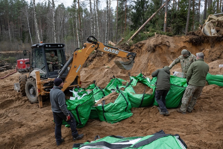 Da bi oklepno vozilo sploh izvlekli, so najprej izvedli obsežno akcijo izsuševanja močvirnatega terena.