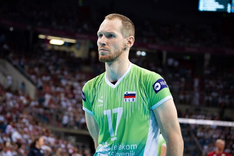 Tine Urnaut trenutno živi in igra na Japonskem, kjer so odbojkarji izjemno spoštovani.