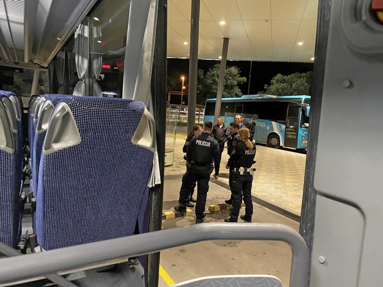 Nervozni in verjetno pijani 29-letnik je na glavni avtobusni postaji v Kopru razbil vrata avtobusa. 