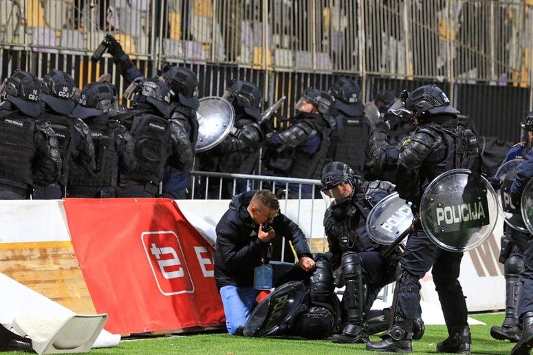 Policisti posebnih policijskih enot so med posredovanjem dodatno zaščiteni, kljub temu pa med njihovim delom lahko pride do hujših poškodb. 