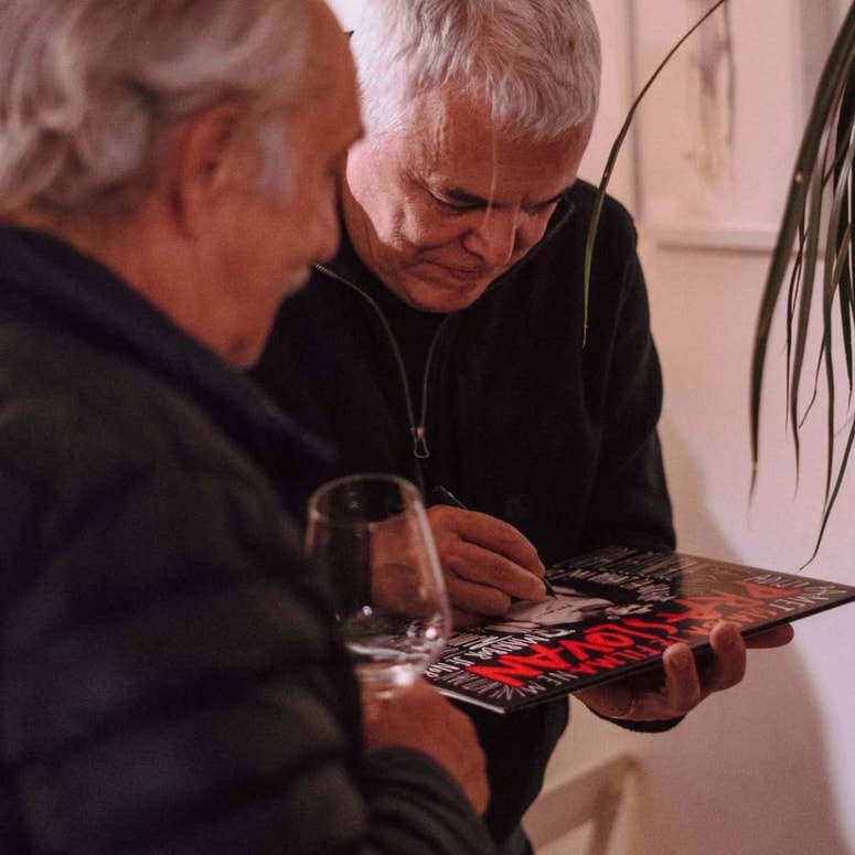 Zoran Predin po premierah vinilno ploščo z veseljem podpiše.