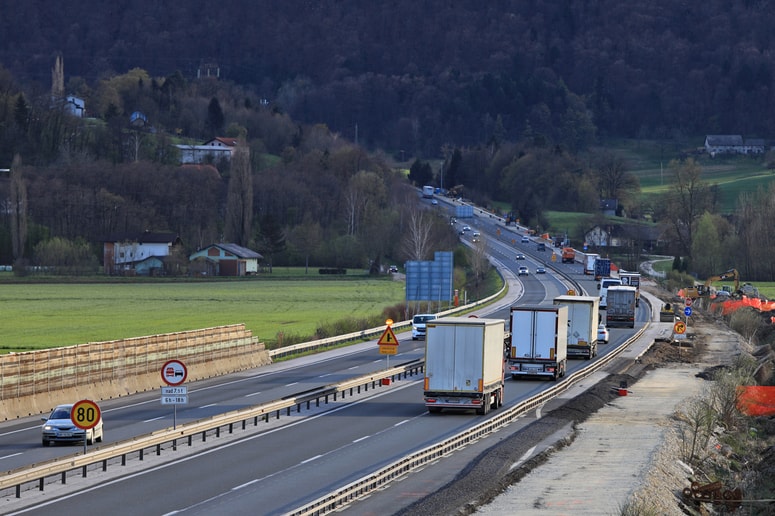 Nesreča se je zgodila na območju Tepanja, kjer potekajo gradbena dela.
