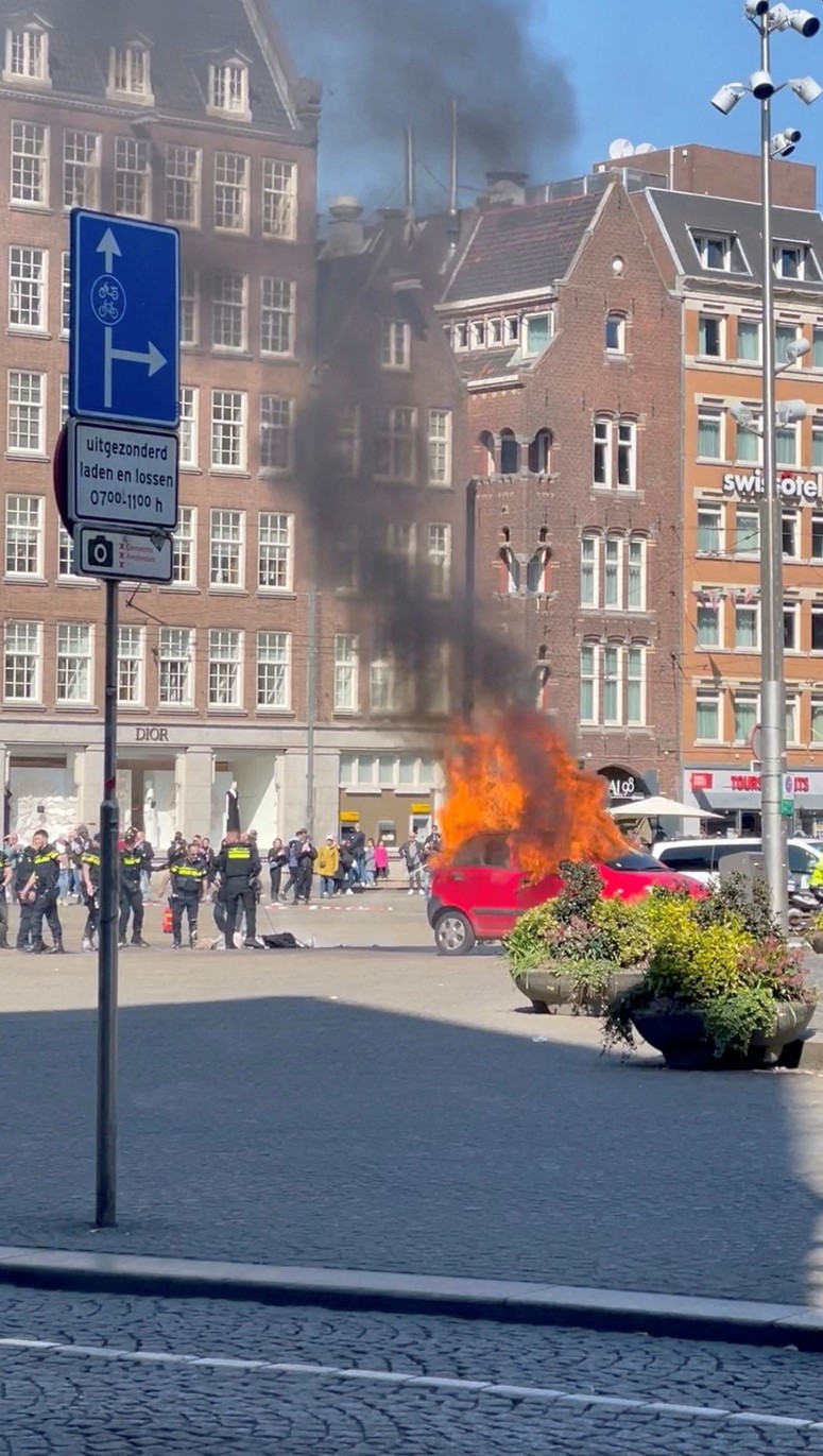 Glavna fotografija članka:(FOTO) Na znanem amsterdamskem trgu eksplodiral avtomobil, voznik je bil poškodovan