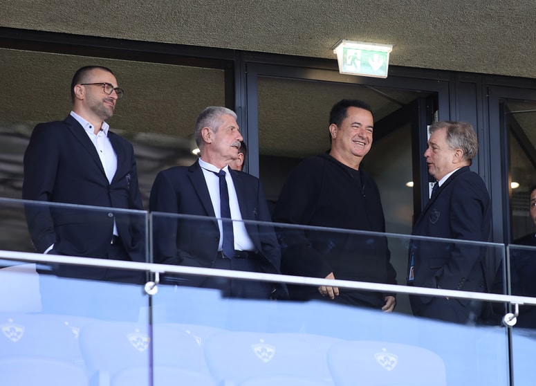 Pogled na igrišče za vodilne v NK Maribor ni najbolj obetaven, uteho pa težko najdejo tudi v klubskih bilancah. 