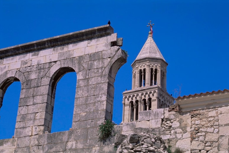 Glavna fotografija članka:Borijo se za njegovo življenje: Na mlajšega moškega v Splitu z Dioklecijanove palače padel kamniti blok