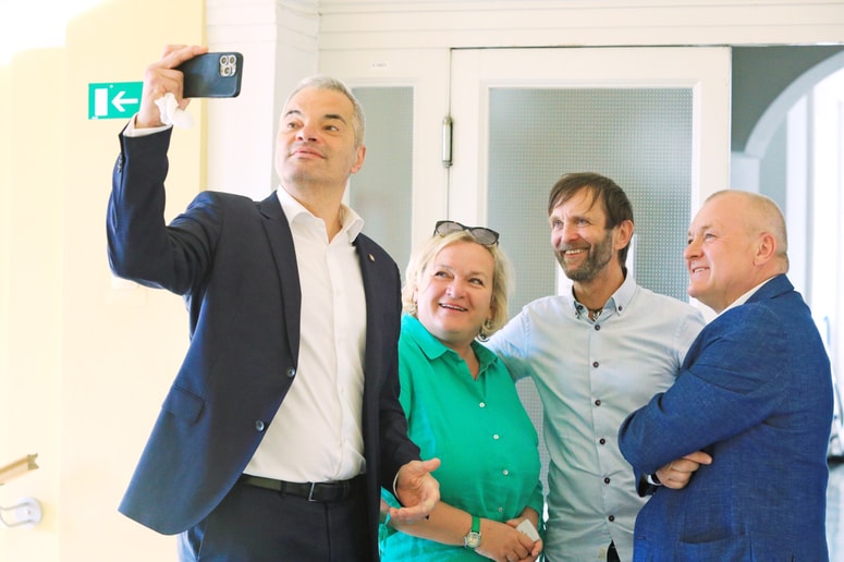 Na četrtkovi seji mestnega sveta je nastala tudi ta zanimiva fotografija. Župan Saša Arsenovič je posnel "selfie" s svojimi največjimi kritiki - Karin Jurše, Markom Slavičem in Francem Kanglerjem. 