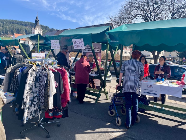 Ob Dnevu za spremembe so se na mestnem platoju na Ravnah predstavljala številna društva in organizacije 