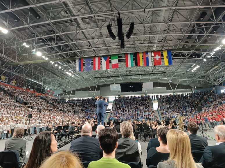 Več kot pet tisoč pevcev je sledilo dirigentu Gašperju Salobirju, ki je vodil tudi orkester. 