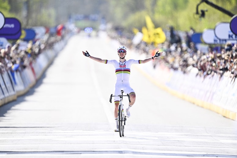 Glavna fotografija članka:(FOTO in VIDEO) Tadej Pogačar je dobil eno največjih kolesarskih dirk na svetu: Ne bi mogel biti bolj ponosen 