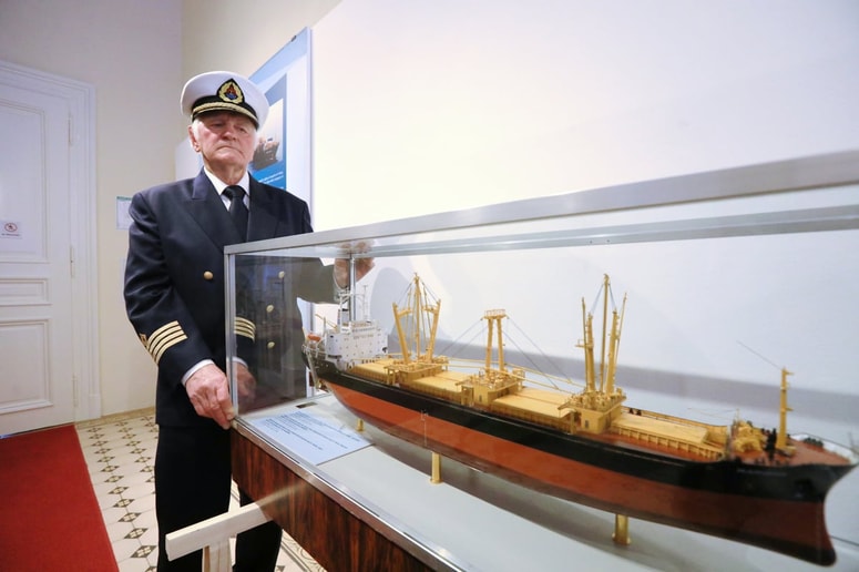 Prvi poveljnik ladje Maribor Marjan Vuk ob modelu ladje, ki ga je za razstavo posodil Pokrajinski muzej Maribor. 