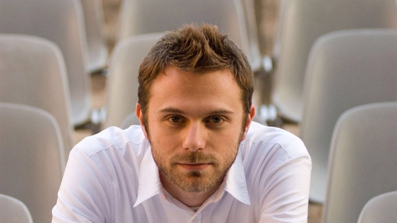 Še pred današnjim uradnim začetkom srečanja se je v ponedeljek zvečer v klubu Cankarjevega doma v Ljubljani odvil literarni večer z italijanskim pisateljem Paolom Giordanom ob slovenskem prevodu njegovega romana Tasmanija.