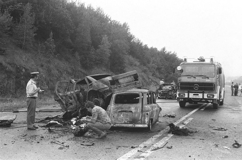 V prvih treh avtomobili je zgorelo vseh sedem ljudi, voznika in sopotnik so bili mrtvi tudi v ostalih dveh avtomobilih.