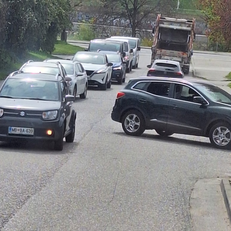 Dokler so v zbirnih centrih Snagini tovornjaki, vstop vanje zaradi zagotavljanja varnosti drugim uporabnikom ni dovoljen in nastajajo kolone. 