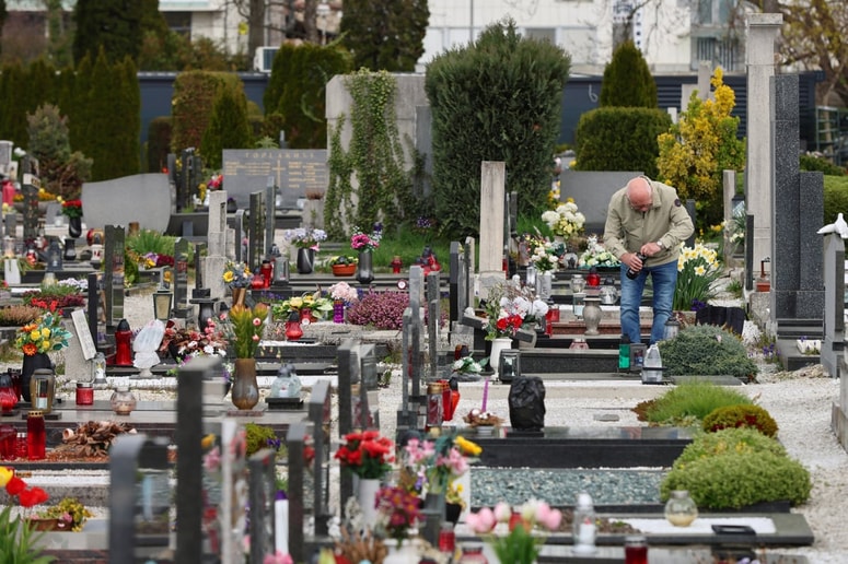 Spomin na bližnje lahko ohranjamo tudi na bolj trajnostne načine, kot je prižig sveč, opozarjajo v Pogrebnem podjetju Maribor