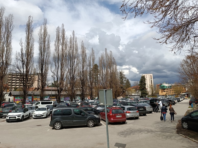 Parkirišče Spodnji grad v Celju je vsak dan povsem zasedeno, večinoma tam parkirajo zaposleni na upravni enoti in občini. Ljudje, ki morajo v mesto po opravkih, po pol ure iščejo parkirno mesto. 