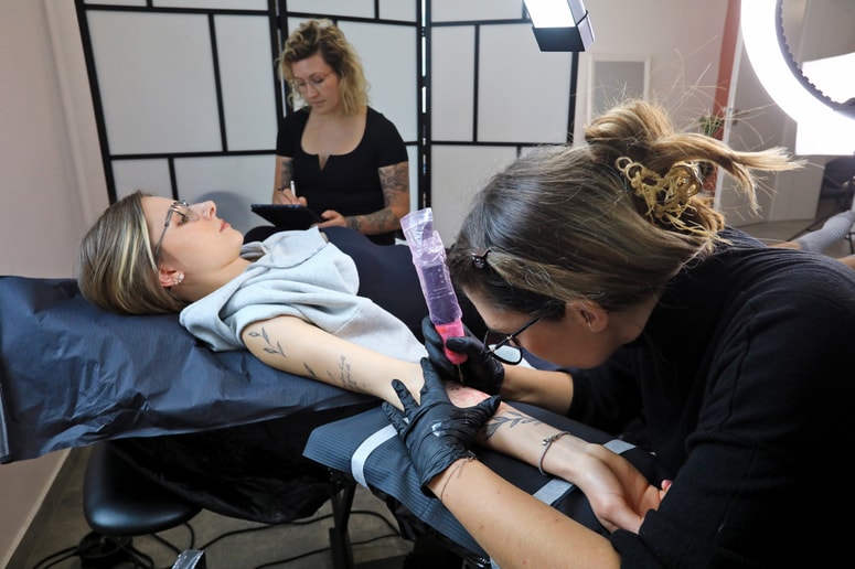 Nika Mirt in Nuša Slabe ustvarjata unikatne tatuje v prostoru, polnem starega šarma in novega navdiha. 