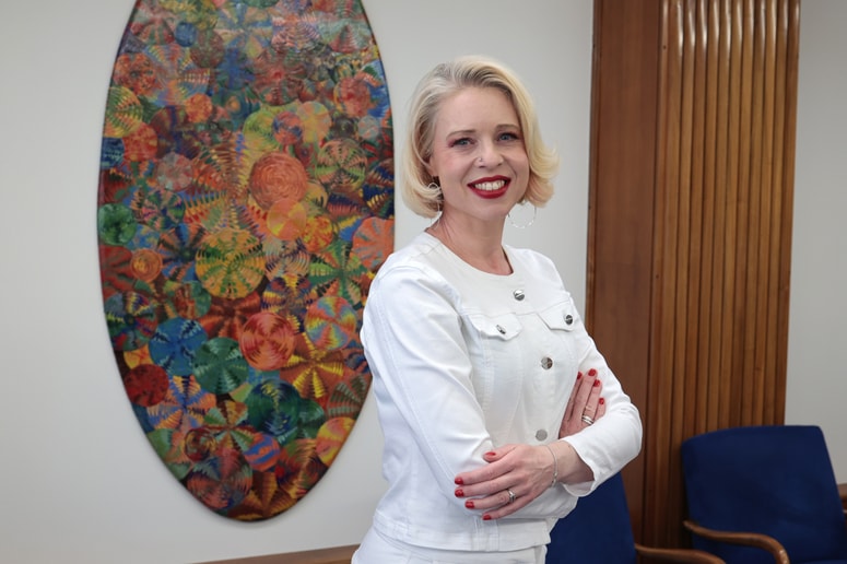 “Preteklost je kot sveča v daljavi ... preblizu, da bi lahko odnehala, in predaleč, da bi me varovala. Bilo je ... pred 25 leti,” je zapisala predsednica državnega zbora.