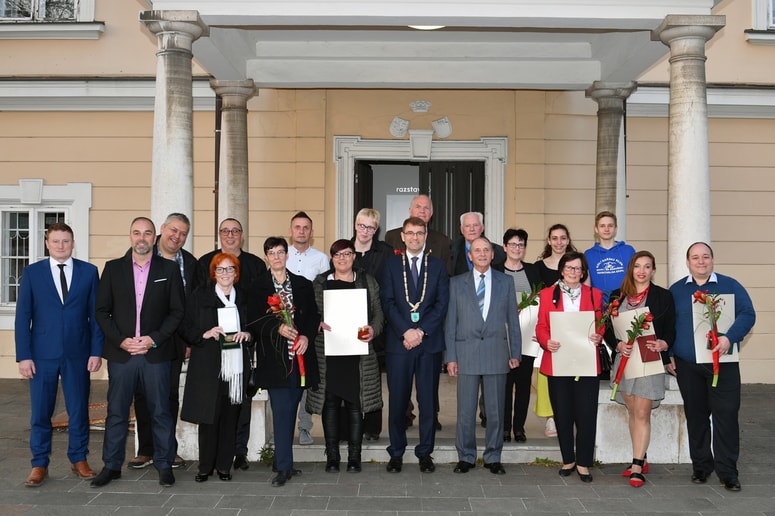 Glavna fotografija članka:(FOTO) Na Ravnah podelili najvišja občinska priznanja. Kdo so nagrajenci?