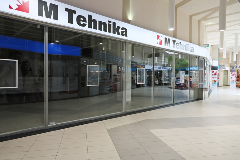 Zapiranje trgovin in ukinjanje osnovnih trgovskih dejavnosti neusmiljeno klestijo tudi število zaposlenih. 