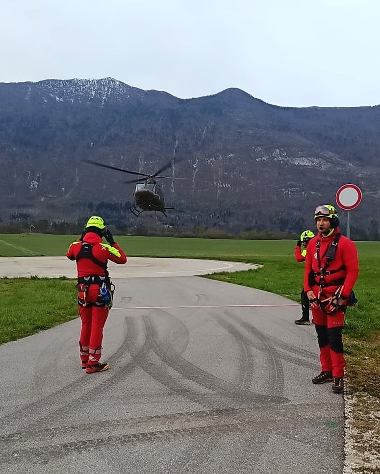 V četrtek zjutraj so nemškega najstnika s helikopterjem varno pripeljali v dolino. 