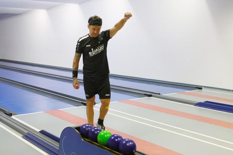 Po maratonskem kegljanju je roko zmagovito dvignil v zrak. 