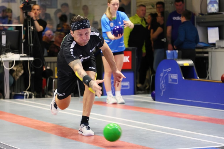 Uroš Stoklas med postavljanjem rekorda v 72-urnem neprekinjenem kegljanju na kegljišču Bowling centra Bajta v Radljah. 