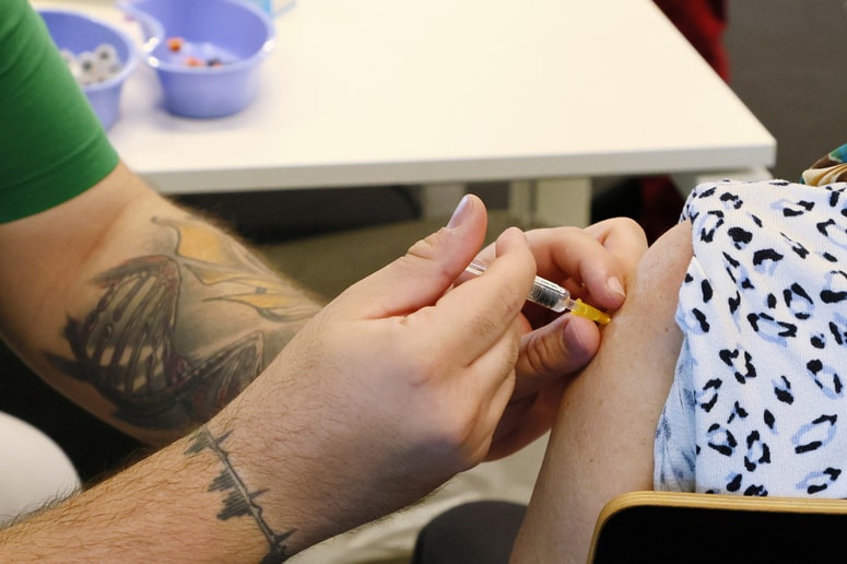 Prvi odmerek cepiva prejmejo otroci od dopolnjenih 12 mesecev do 18 mesecev starosti, ponovno pa so cepljeni ob vstopu v osnovno šolo.