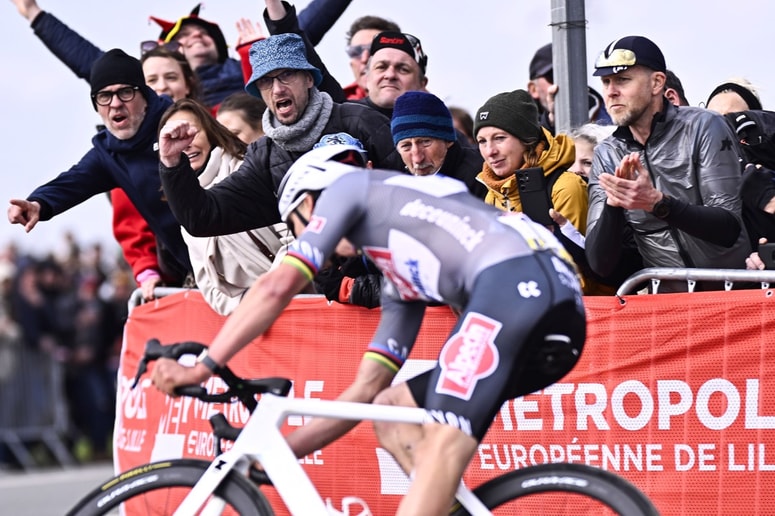 Glavna fotografija članka:Primitivec, ki je v Pogačarjevega tekmeca vrgel polno plastenko, se je predal policiji