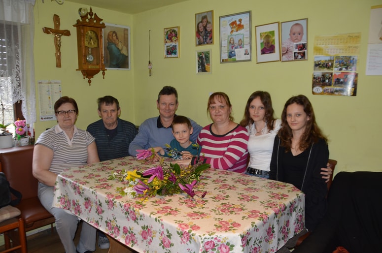 "V današnjem času, ko vse poteka tako hitro in je, kamor koli pogledaš, veliko slabega, najdemo v teh praznikih res neko upanje, nekaj pozitivnega, nekaj, kar nam je v oporo", pravijo člani družine Lutar-Sukič iz Martinja (manjka Jože mlajši). 