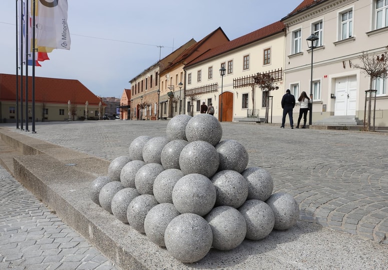 Zaradi drugačnega načina montaže naj bi bilo zdaj krogle veliko težje odtrgati. 