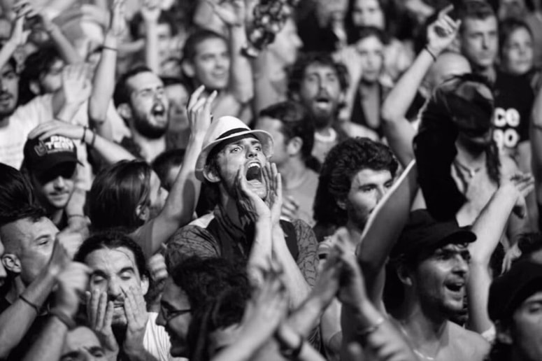 Na razstavi z naslovom To so bili neki lepši in srečnejši časi, ki so jo sinoči odprli v Fotografskem muzeju Maribor, se s črno-belimi fotografijami, na katerih je v ospredju občinstvo, vrača v 80. in poznejša leta. 