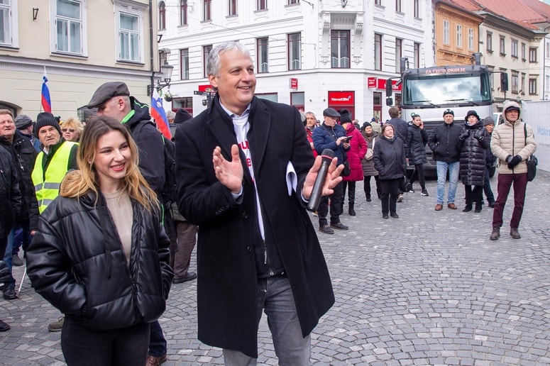 Zala Klopčič in Aleš Primc na shodu. 