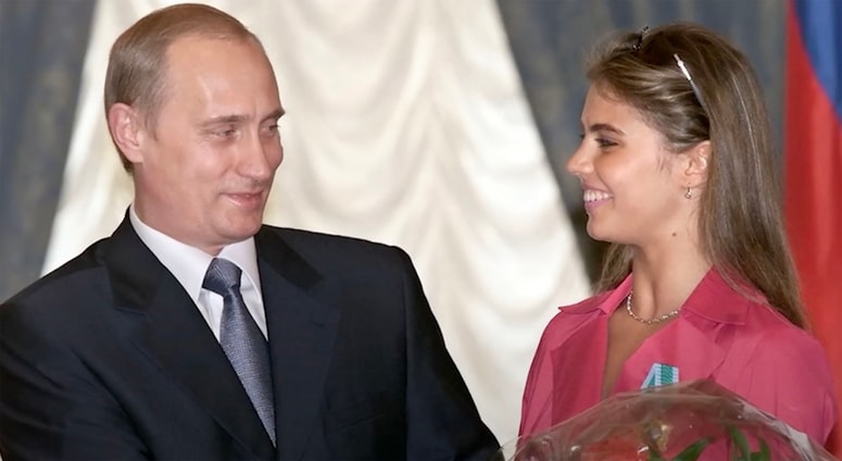 Vladimir Putin in Alina Kabajeva. Naklonjenost med njima je zelo očitna.  
