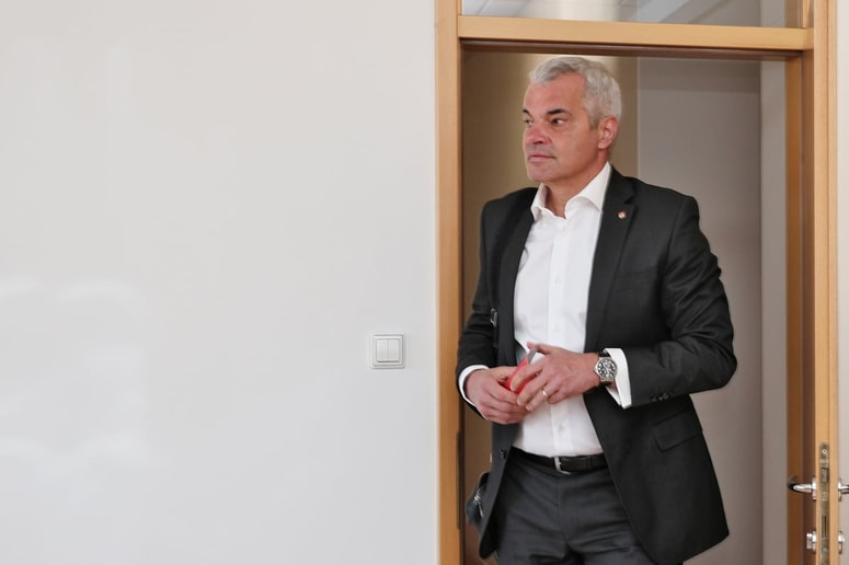 Namesto da bi povezoval politične skupine in vedno znova iskal najširšo podporo, župan Saša Arsenovič v želji po kontroli in moči v Javnem holdingu Maribor toži mestni svet. 