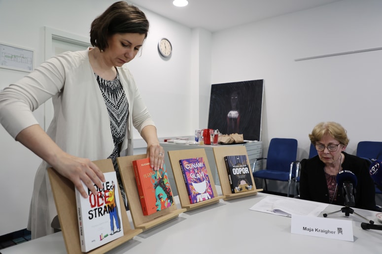 Razglasitev prejemnice nagrade Vasje Cerarja bo 23. maja, na slavnostnem odprtju 28. festivala Slovenski dnevi knjige v Mariboru. Na fotografiji Nina Medved in Maja Kraigher