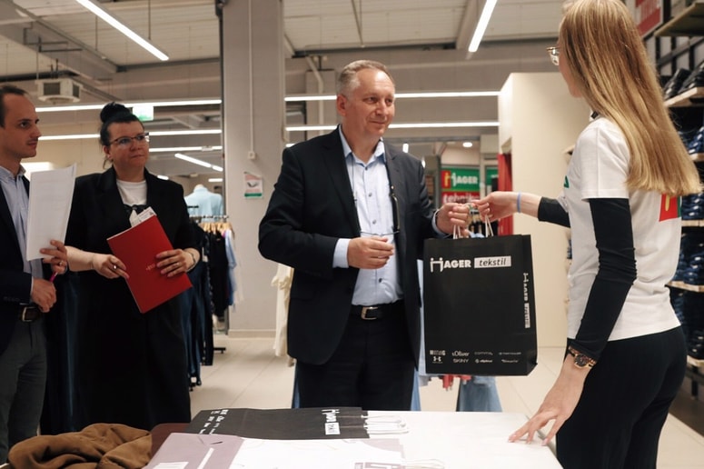 Državno tekmovanje v tehniki prodaje v Velenju: način prodaje je skoraj bolj pomemben od tega, kaj prodajajo. 