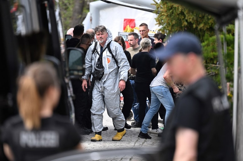 Hišo staršev najstnika so preiskali policisti v posebnih zaščitnih oblekah.