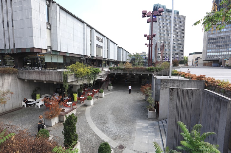 V ljubljanski veleblagovnici Maximarket so 12. aprila zaznali prebavne težave pri osebju, tri dni kasneje pa med strankami in osebjem okužbo neznanega izvora.