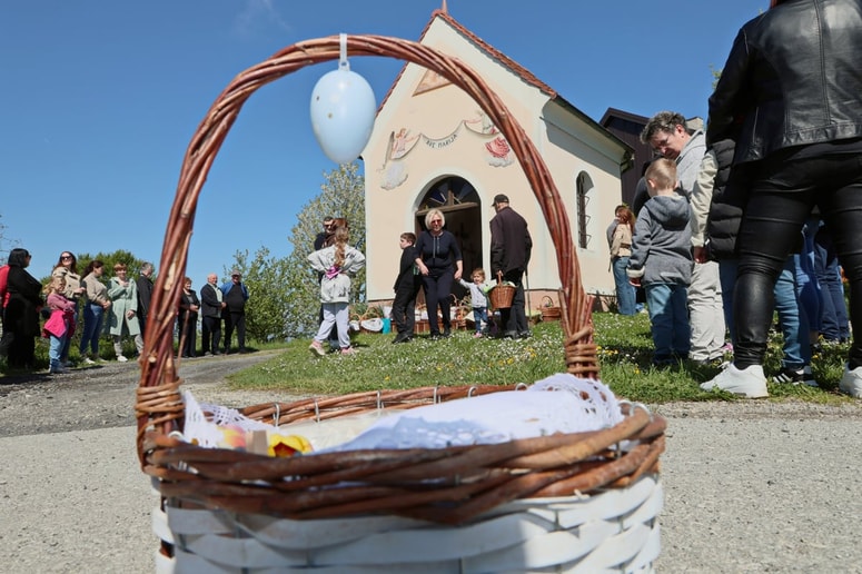 Glavna fotografija članka:Na veliko soboto bodo verniki k blagoslovu odnesli velikonočne jedi