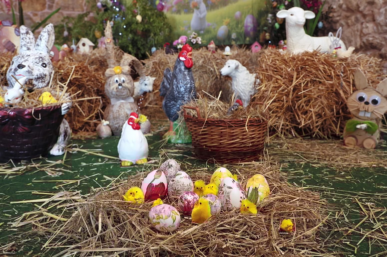 Izdelke prispevajo lokalna društva, samoiniciativni domačini in otroci iz šole in vrtca. 