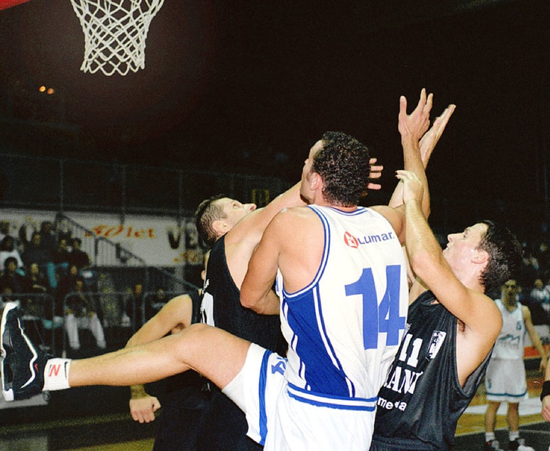 Eden zadnjih mariborskih prvoligaških derbijev, leta 1998 sta se spopadla ZM Lumar (v prodoru Mario Bošnjak) in Pošta Branik 