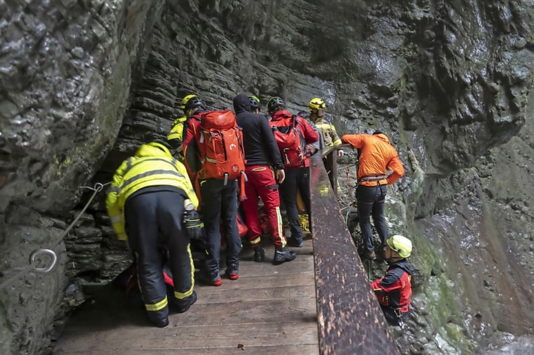 Glavna fotografija članka:(FOTO) Preprečili tragedijo: Mladenič želel zaplavati pod slapom, tok ga je že začel nositi proti skalam ...