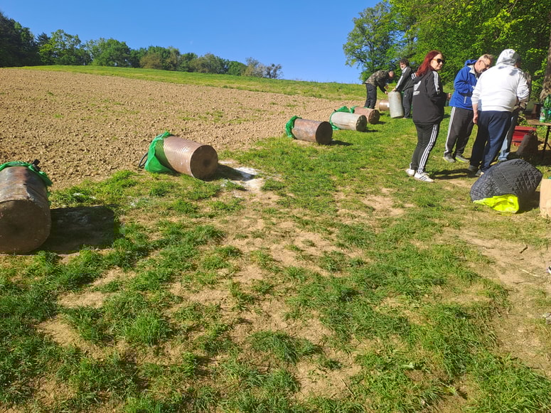 Kovinski sodi, pripravljeni za detonacije 