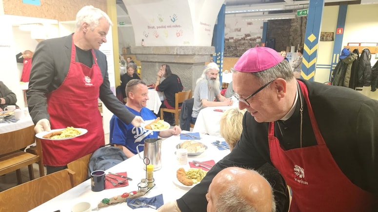 Župan Saša Arsenovič in nadškof Alojzij Cvikl sta pomagala pri razdeljevanju obrokov. 
