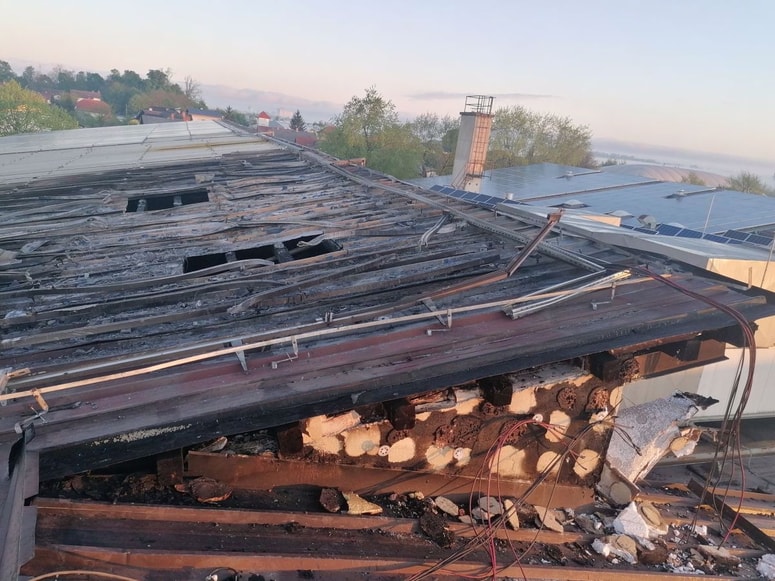 Posledice požara na ostrešju strehe šole 