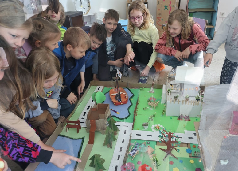 Vas pod mavrico, ki so jo ustvarili otroci OŠ Kamnica.